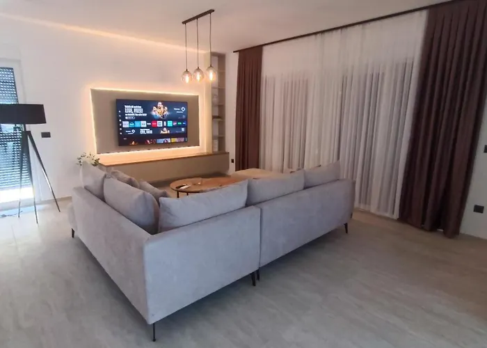 Modern Ina With Heated Pool & Sea View In Makarska