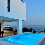 Modern Ina With Heated Pool & Sea View In Makarska