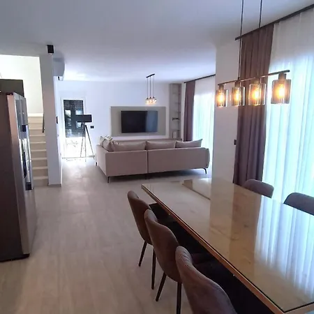 Modern Ina With Heated Pool & Sea View In Makarska