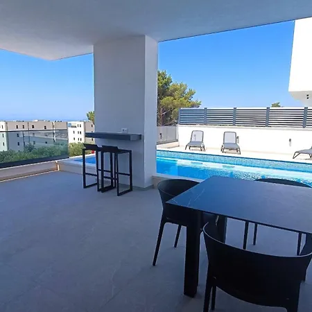 Modern Ina With Heated Pool & Sea View In Villa Makarska