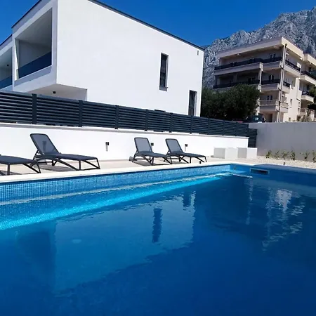 Modern Ina With Heated Pool & Sea View In Villa Makarska