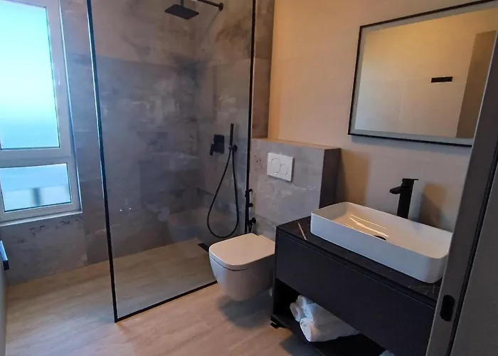 Modern Ina With Heated Pool & Sea View In וילה