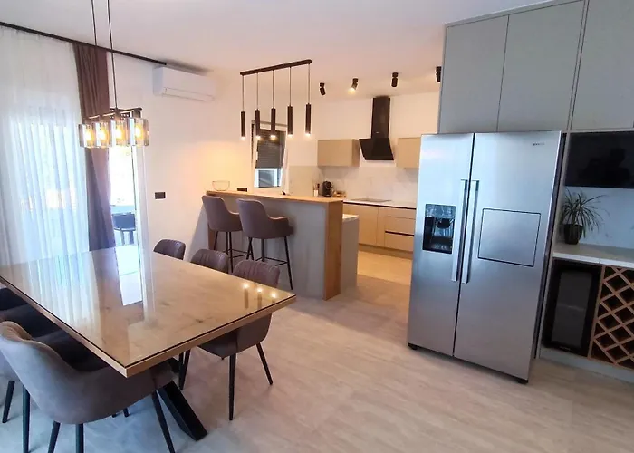 Modern Ina With Heated Pool & Sea View In Villa Makarska