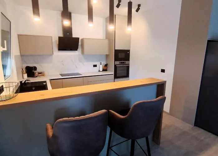 Modern Ina With Heated Pool & Sea View In וילה מאקרסקה