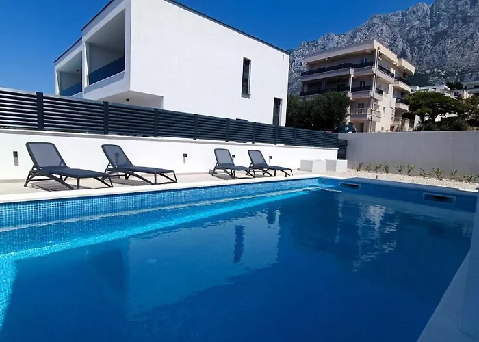 Modern Ina With Heated Pool & Sea View In Villa Makarska